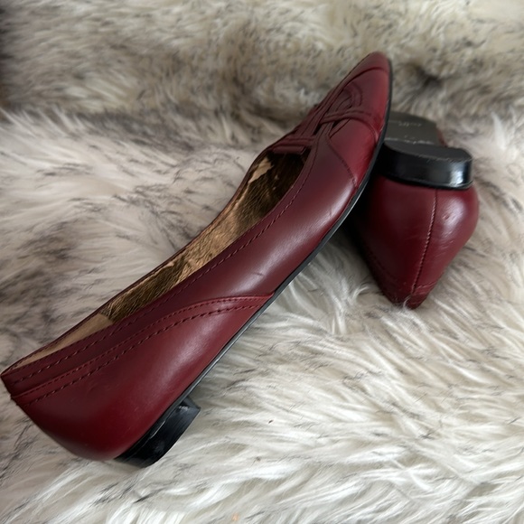 NINE WEST burgundy pointed-toed flats - Picture 9 of 10